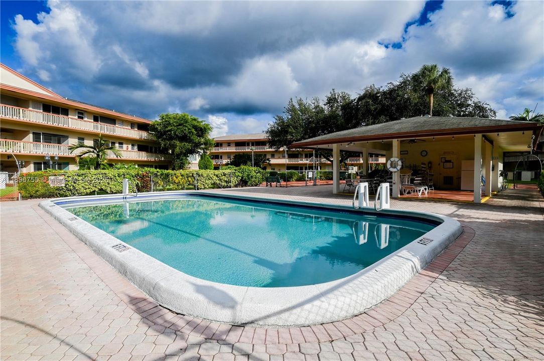 For Sale: $139,900 (2 beds, 2 baths, 968 Square Feet)