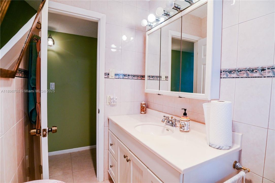 For Sale: $139,900 (2 beds, 2 baths, 968 Square Feet)