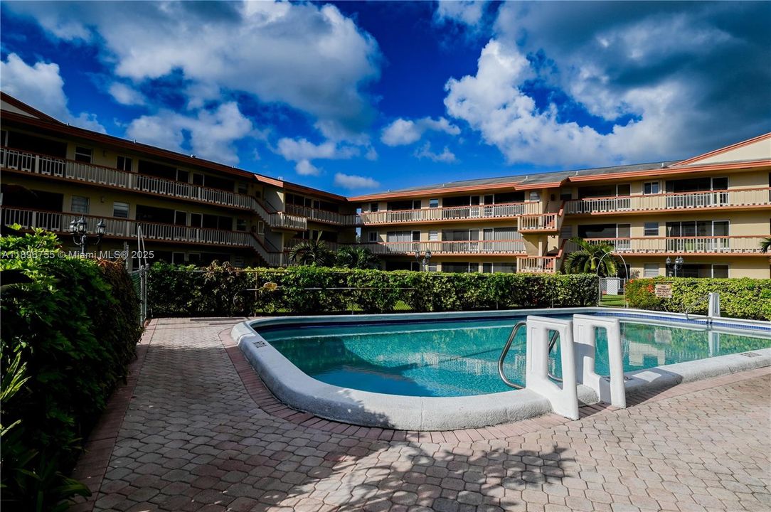 For Sale: $139,900 (2 beds, 2 baths, 968 Square Feet)