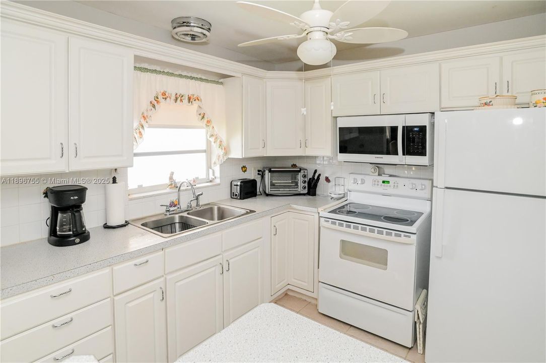 For Sale: $139,900 (2 beds, 2 baths, 968 Square Feet)