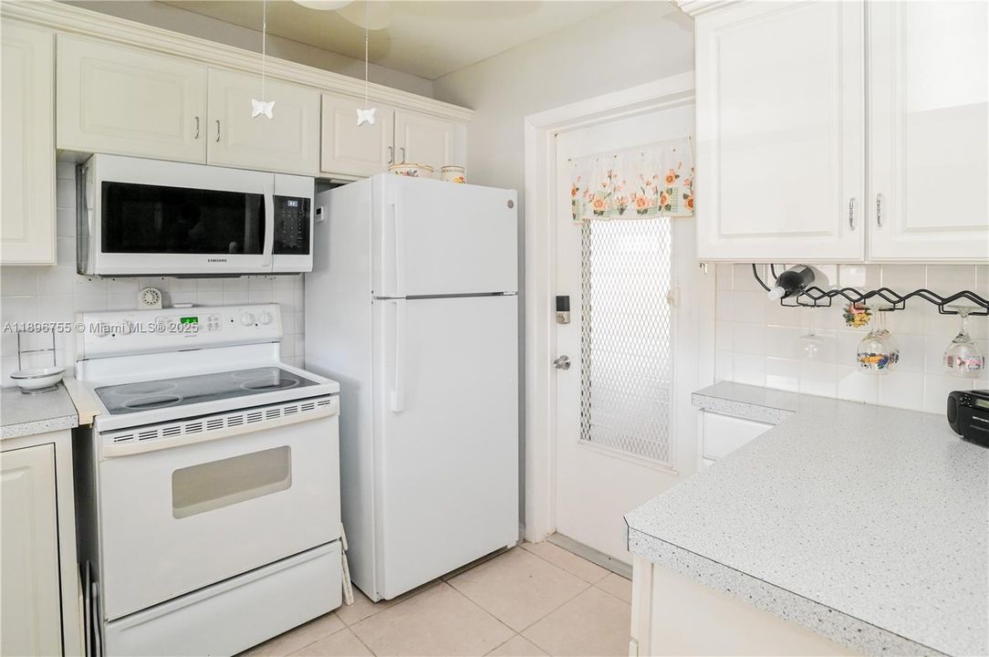 For Sale: $139,900 (2 beds, 2 baths, 968 Square Feet)