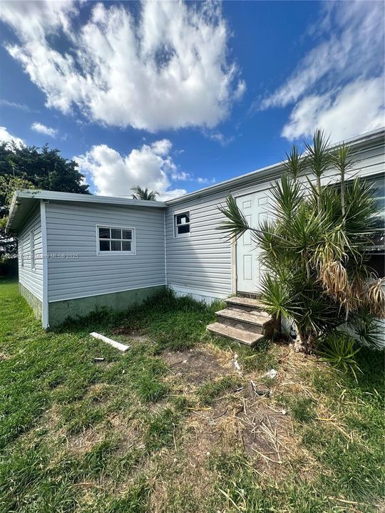 Active With Contract: $2,950 (5 beds, 3 baths, 1444 Square Feet)