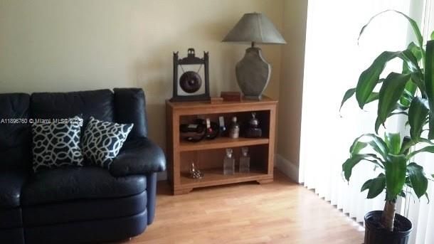 Active With Contract: $1,800 (1 beds, 1 baths, 810 Square Feet)