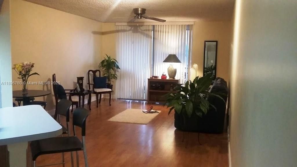 Active With Contract: $1,800 (1 beds, 1 baths, 810 Square Feet)