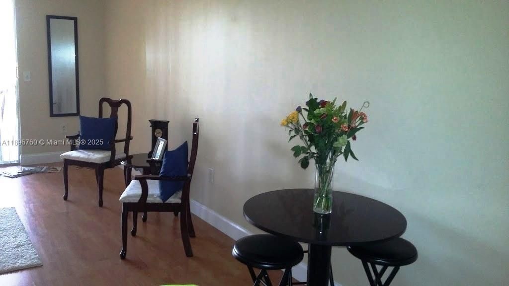 Active With Contract: $1,800 (1 beds, 1 baths, 810 Square Feet)