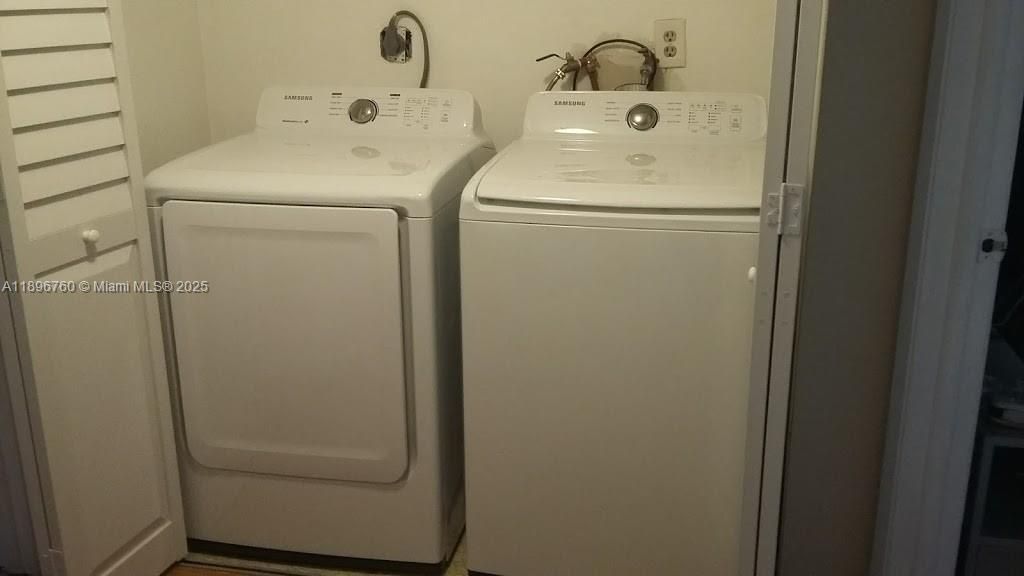 Active With Contract: $1,800 (1 beds, 1 baths, 810 Square Feet)