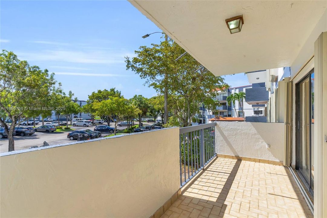 合同活跃: $235,000 (2 贝兹, 2 浴室, 1170 平方英尺)