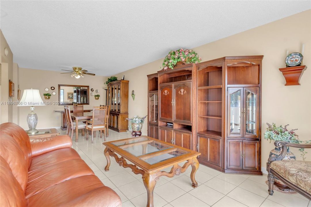 合同活跃: $235,000 (2 贝兹, 2 浴室, 1170 平方英尺)