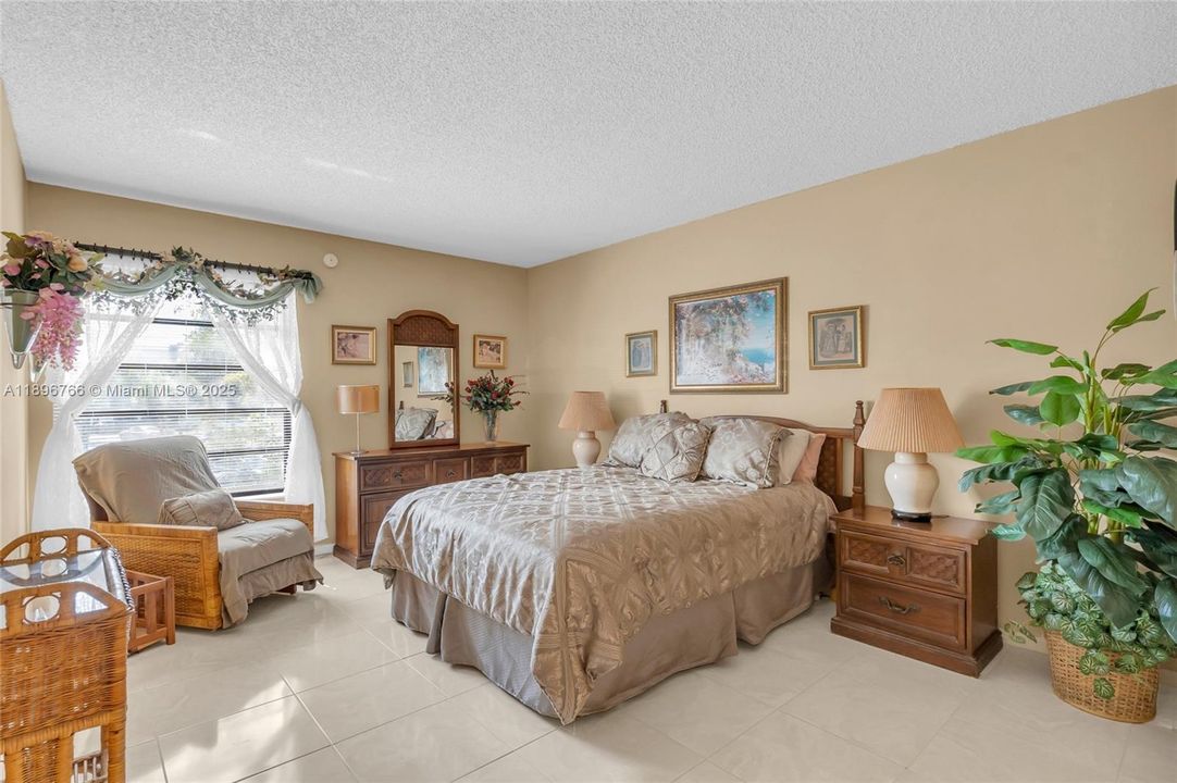 合同活跃: $235,000 (2 贝兹, 2 浴室, 1170 平方英尺)