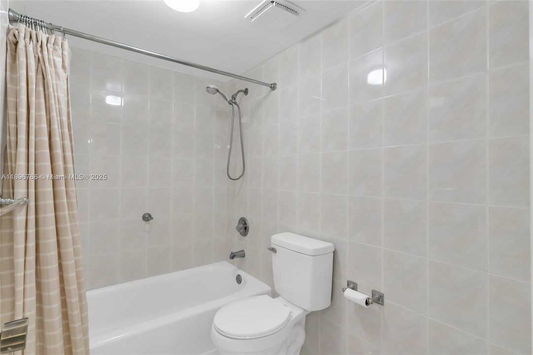 合同活跃: $235,000 (2 贝兹, 2 浴室, 1170 平方英尺)