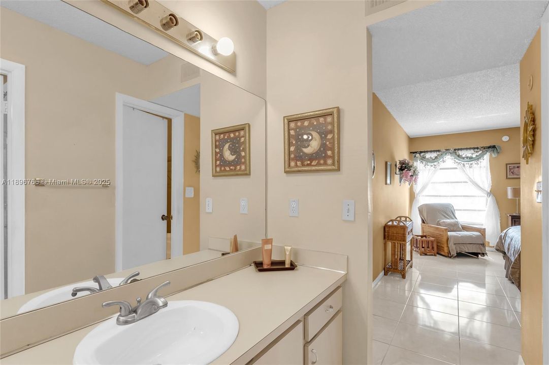 合同活跃: $235,000 (2 贝兹, 2 浴室, 1170 平方英尺)