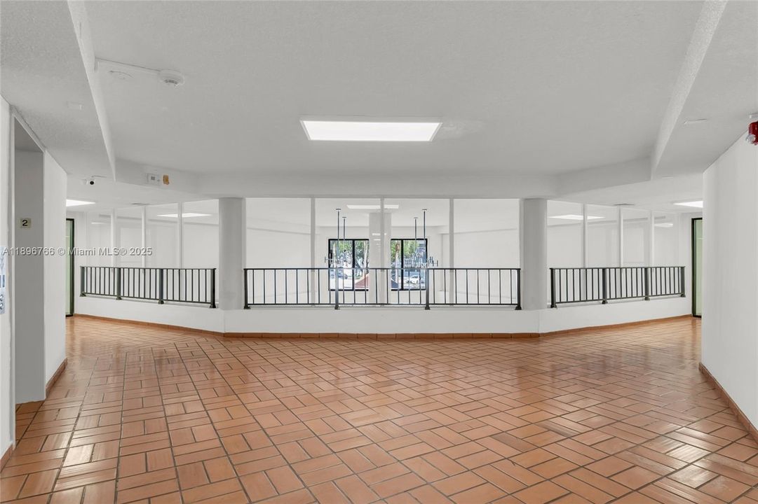 合同活跃: $235,000 (2 贝兹, 2 浴室, 1170 平方英尺)