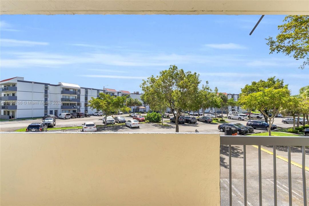 合同活跃: $235,000 (2 贝兹, 2 浴室, 1170 平方英尺)