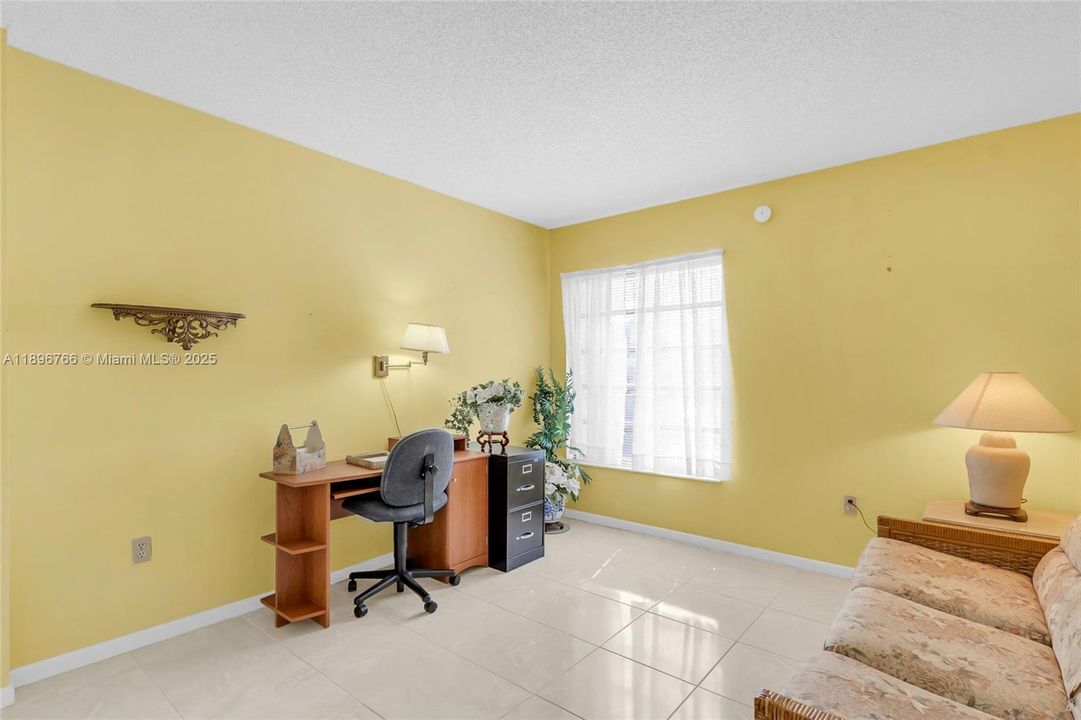 合同活跃: $235,000 (2 贝兹, 2 浴室, 1170 平方英尺)