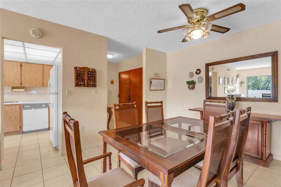 合同活跃: $235,000 (2 贝兹, 2 浴室, 1170 平方英尺)