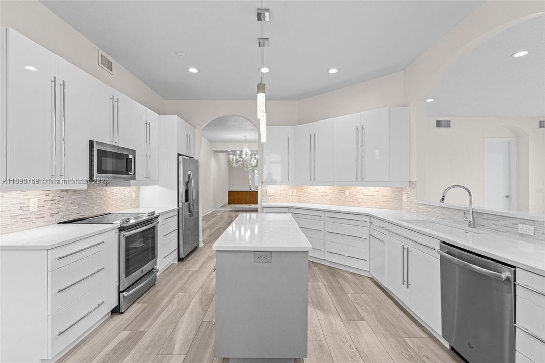 Active With Contract: $1,055,000 (3 beds, 3 baths, 2315 Square Feet)