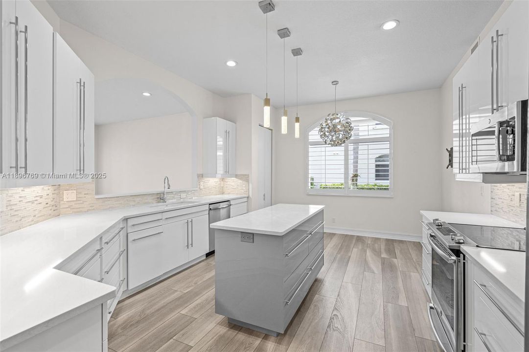 Active With Contract: $1,055,000 (3 beds, 3 baths, 2315 Square Feet)