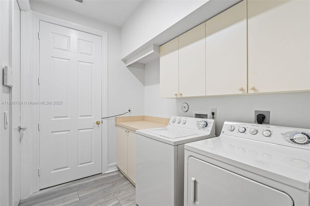 Active With Contract: $1,055,000 (3 beds, 3 baths, 2315 Square Feet)