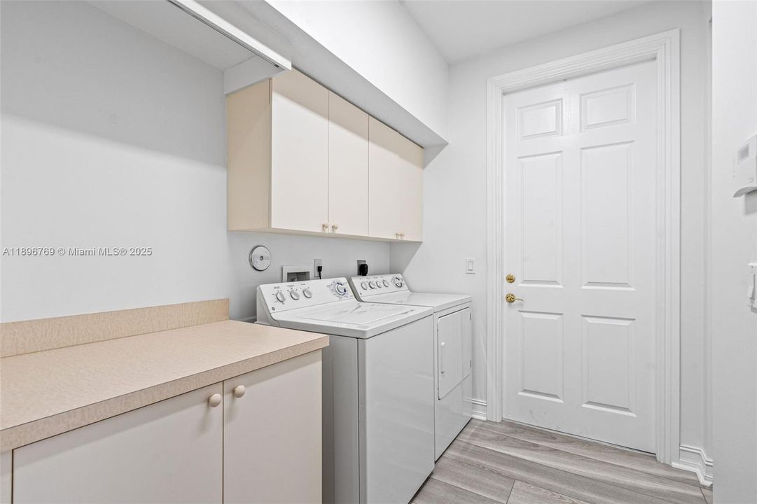 Active With Contract: $1,055,000 (3 beds, 3 baths, 2315 Square Feet)