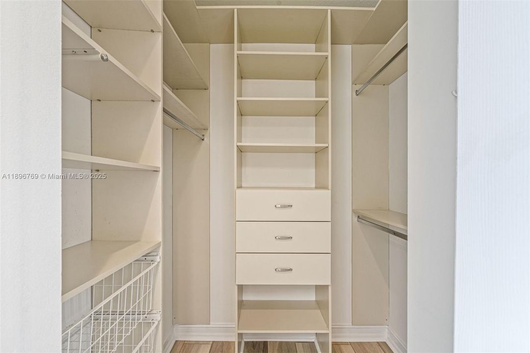 Active With Contract: $1,055,000 (3 beds, 3 baths, 2315 Square Feet)