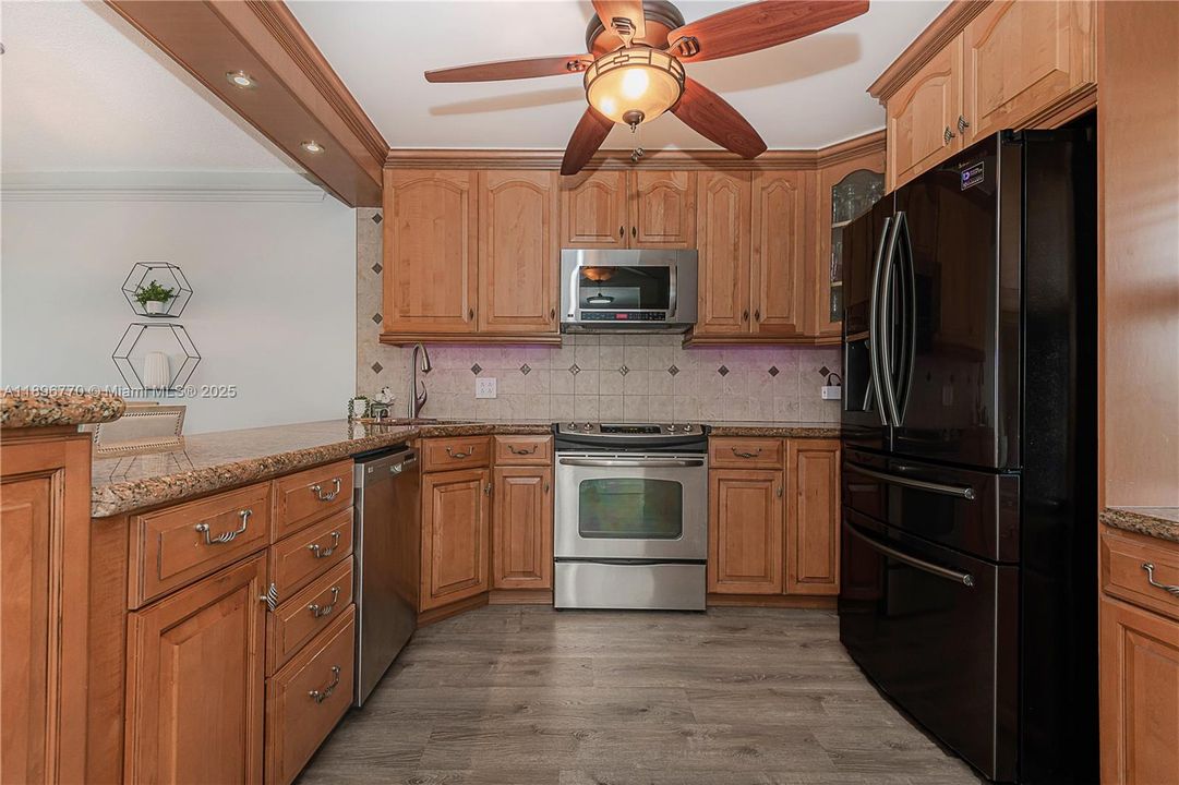 For Sale: $199,900 (2 beds, 2 baths, 992 Square Feet)