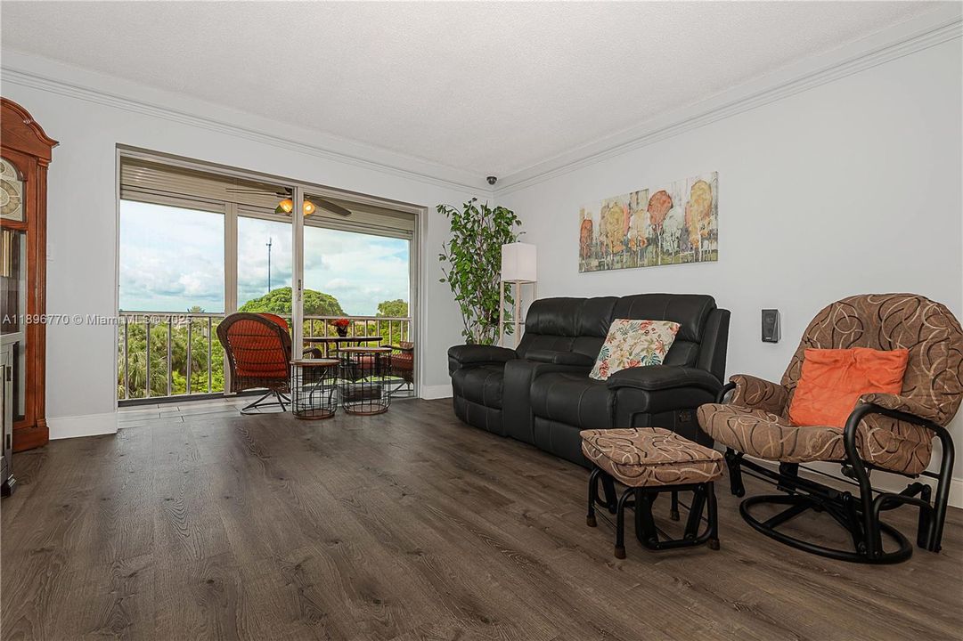 For Sale: $199,900 (2 beds, 2 baths, 992 Square Feet)