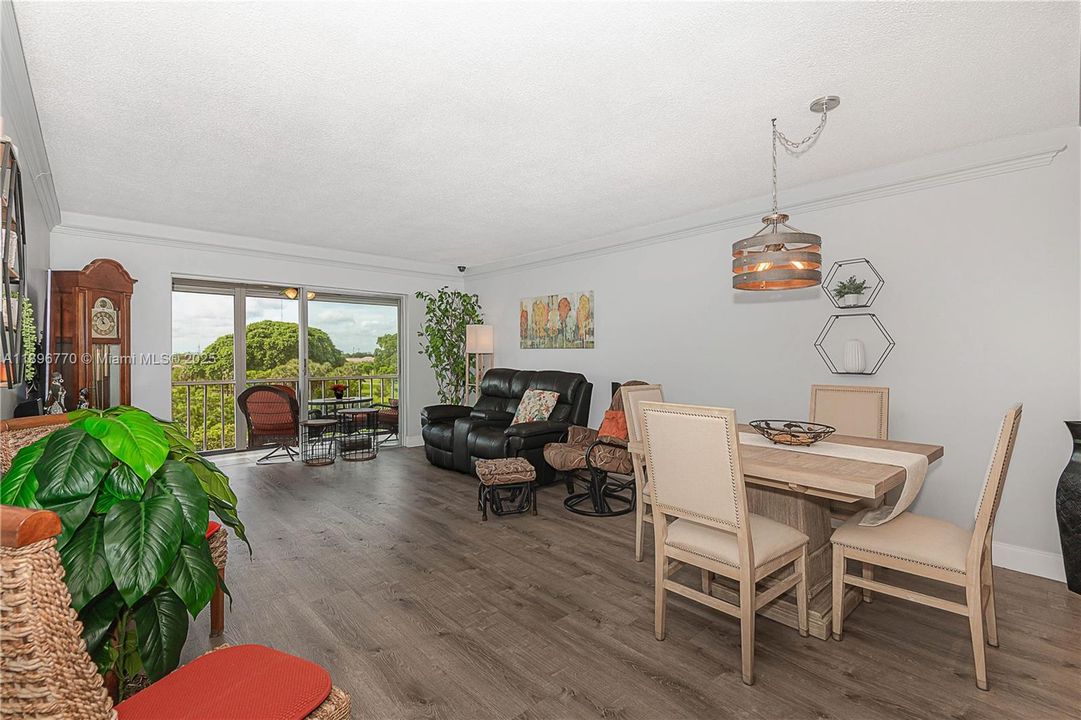 For Sale: $199,900 (2 beds, 2 baths, 992 Square Feet)