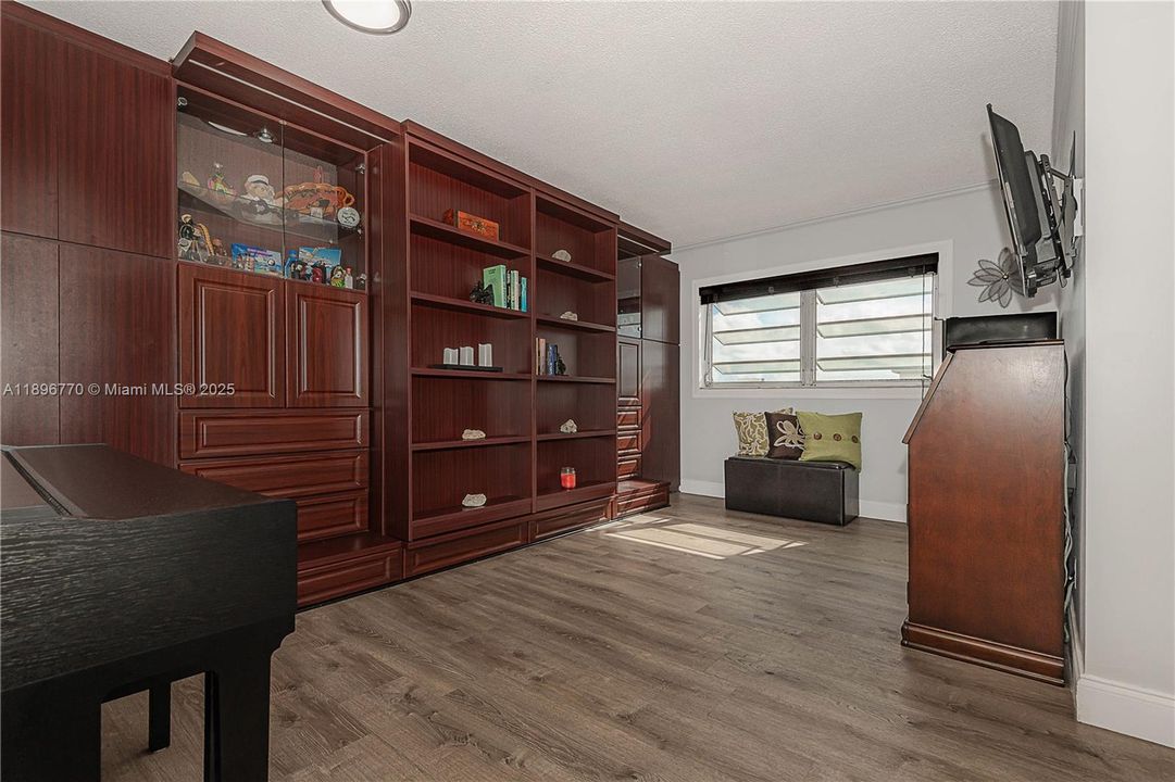 For Sale: $199,900 (2 beds, 2 baths, 992 Square Feet)