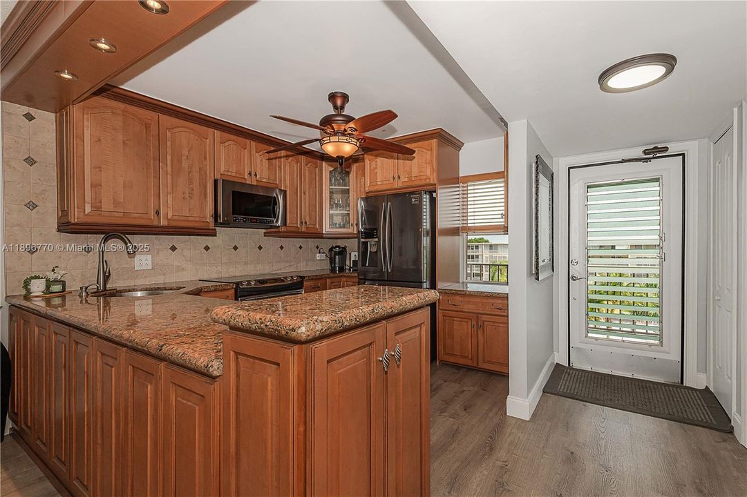 For Sale: $199,900 (2 beds, 2 baths, 992 Square Feet)