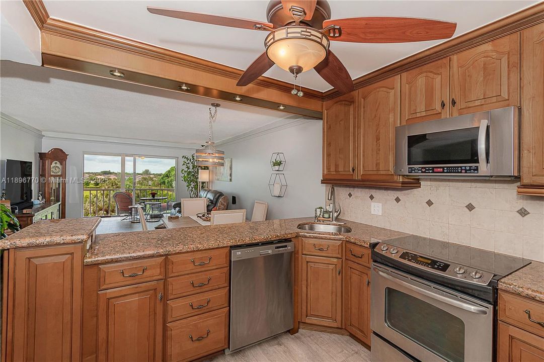 For Sale: $199,900 (2 beds, 2 baths, 992 Square Feet)