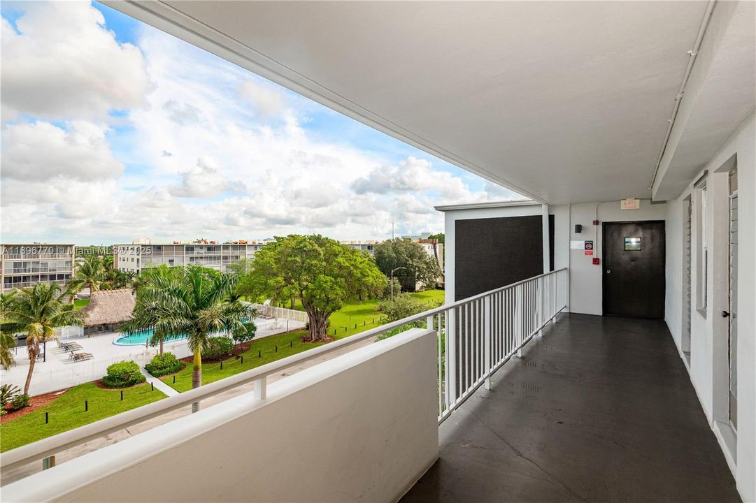 For Sale: $199,900 (2 beds, 2 baths, 992 Square Feet)