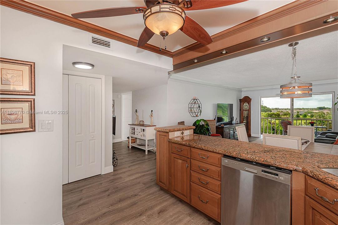 For Sale: $199,900 (2 beds, 2 baths, 992 Square Feet)