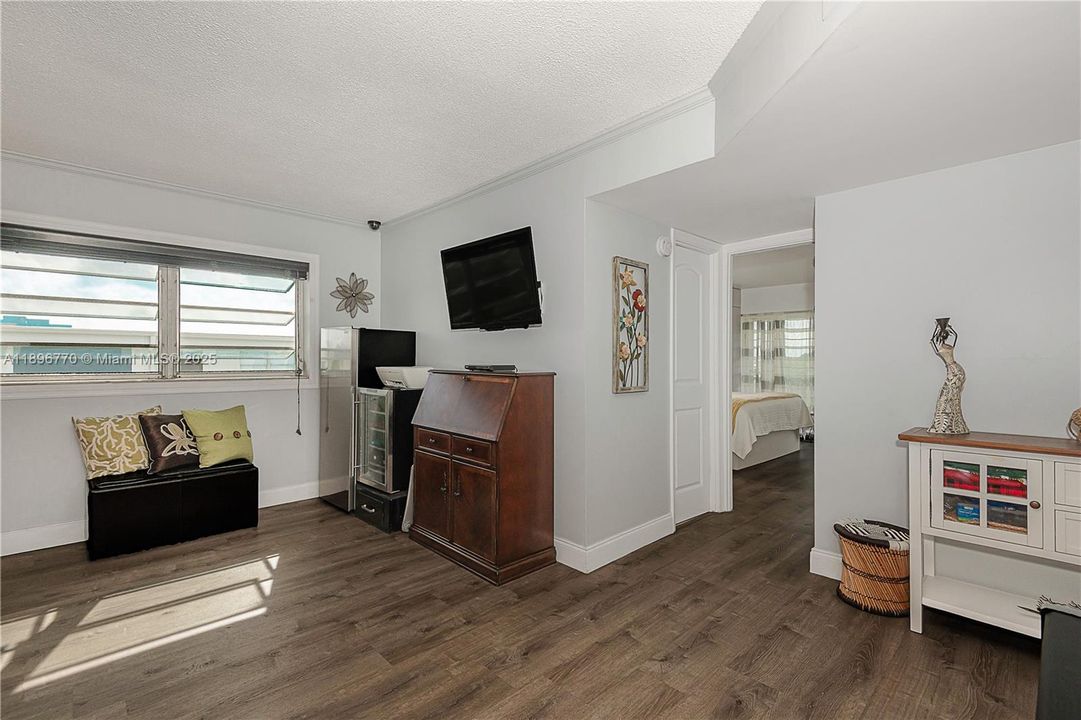 For Sale: $199,900 (2 beds, 2 baths, 992 Square Feet)