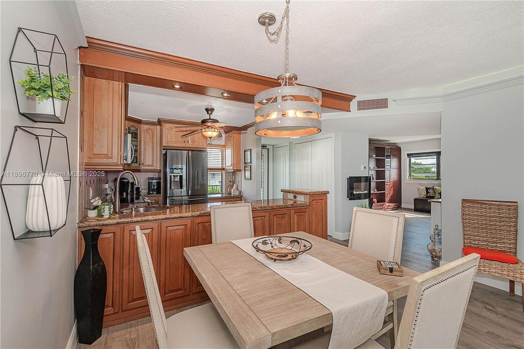 For Sale: $199,900 (2 beds, 2 baths, 992 Square Feet)