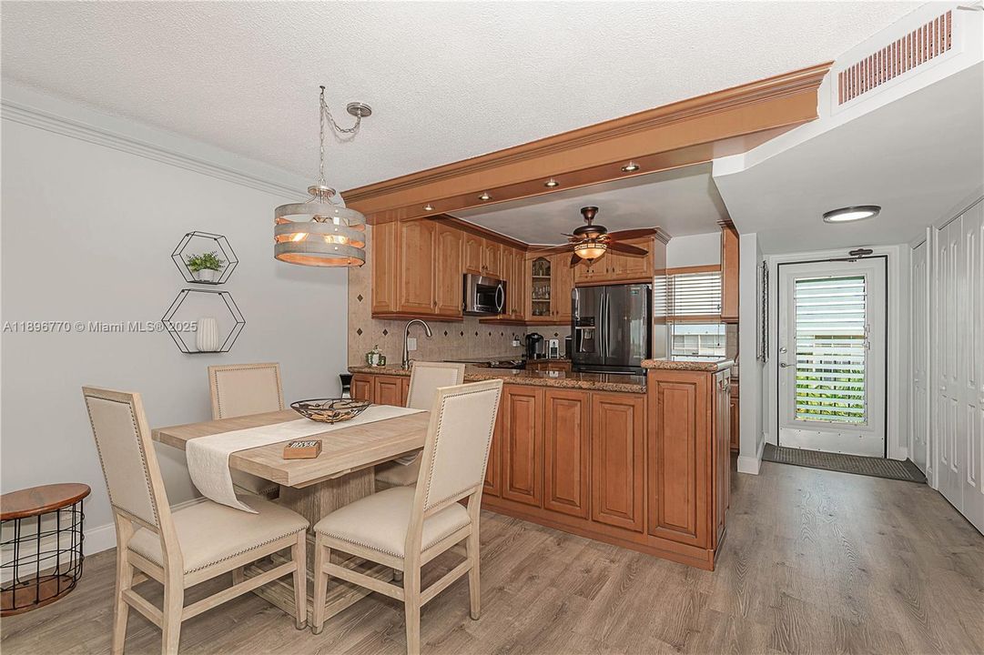 For Sale: $199,900 (2 beds, 2 baths, 992 Square Feet)