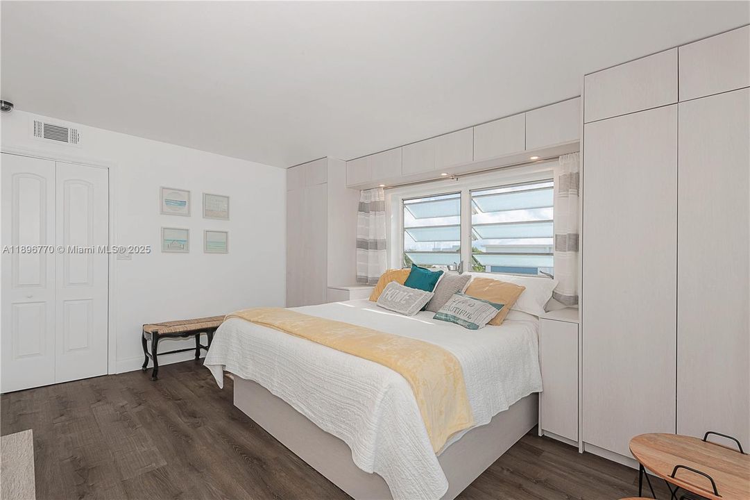 For Sale: $199,900 (2 beds, 2 baths, 992 Square Feet)