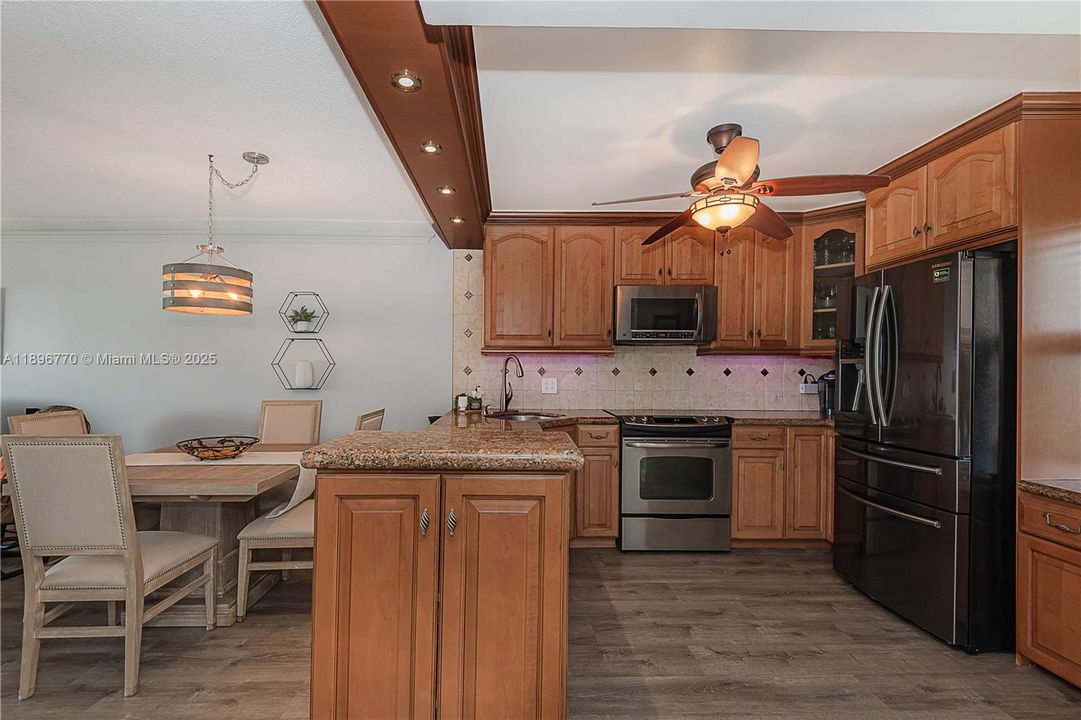 For Sale: $199,900 (2 beds, 2 baths, 992 Square Feet)