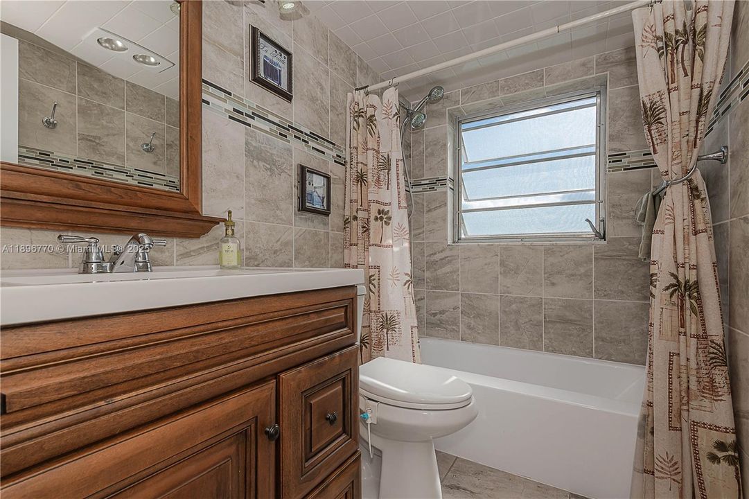 For Sale: $199,900 (2 beds, 2 baths, 992 Square Feet)