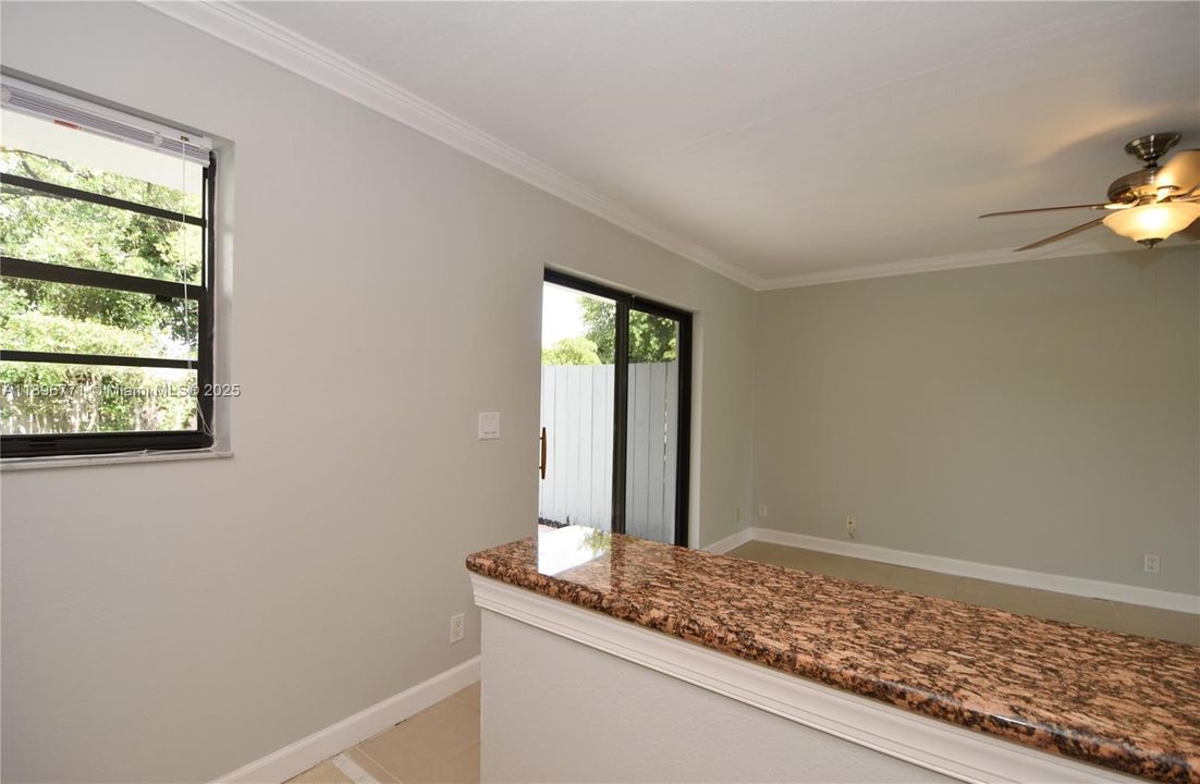 Под контрактом: $1,550 (1 спален, 1 ванн, 547 Квадратных фут)