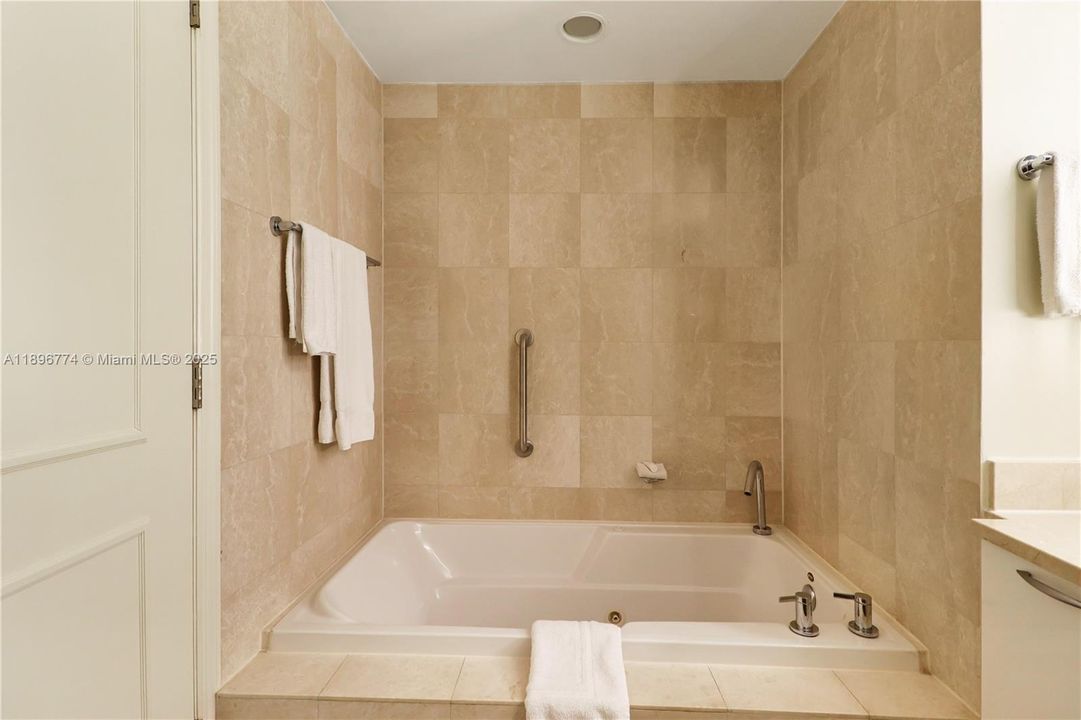 待售: $235,000 (1 贝兹, 1 浴室, 533 平方英尺)