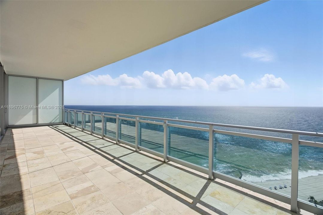 Balcony 1 SE direct ocean view