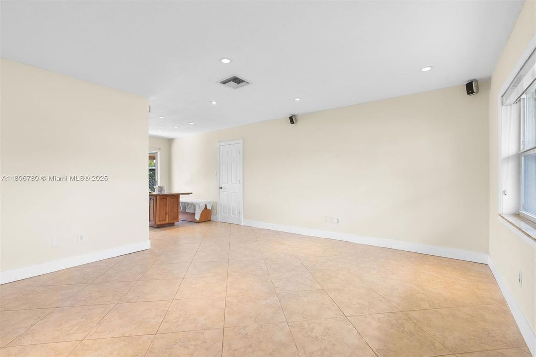 Под контрактом: $2,300 (2 спален, 1 ванн, 864 Квадратных фут)