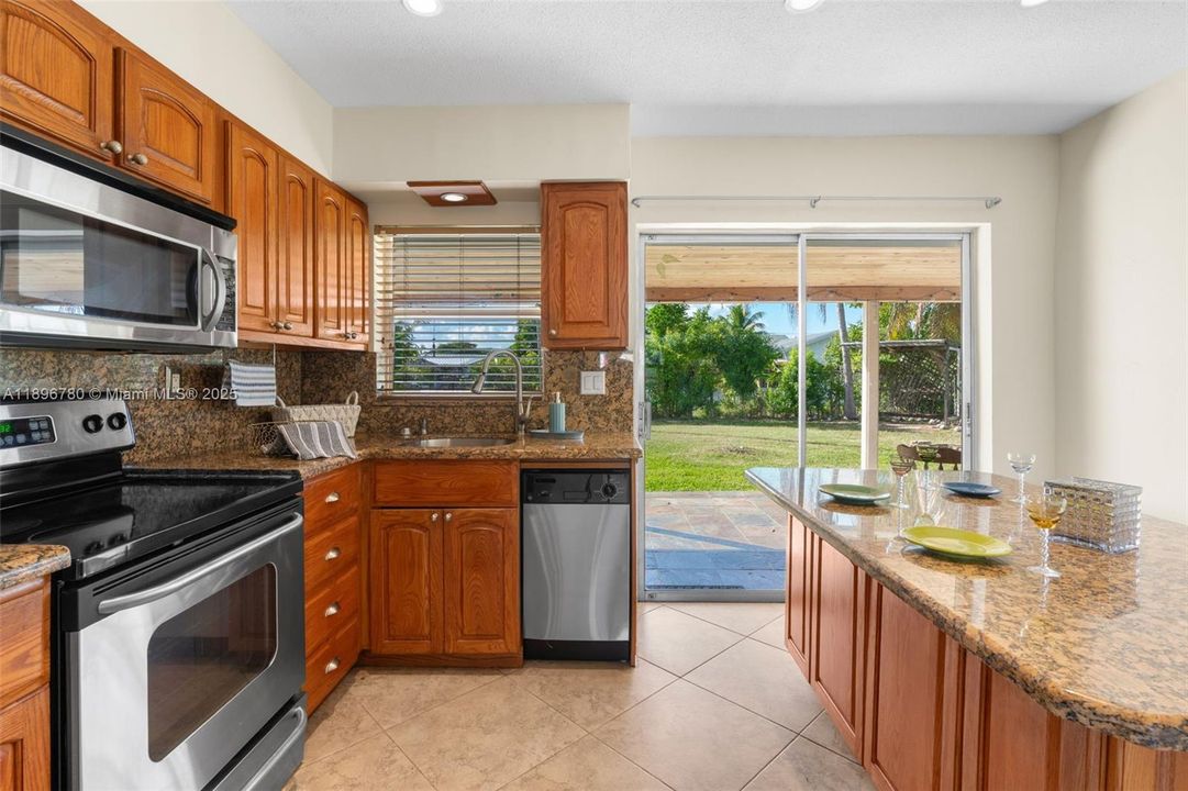 Под контрактом: $2,300 (2 спален, 1 ванн, 864 Квадратных фут)