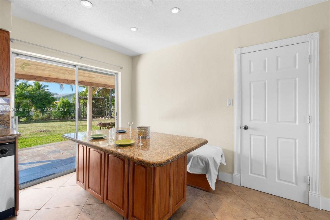 Под контрактом: $2,300 (2 спален, 1 ванн, 864 Квадратных фут)