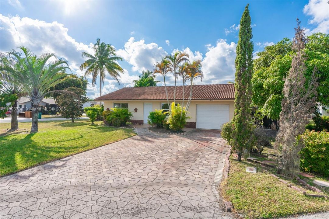 Под контрактом: $2,300 (2 спален, 1 ванн, 864 Квадратных фут)