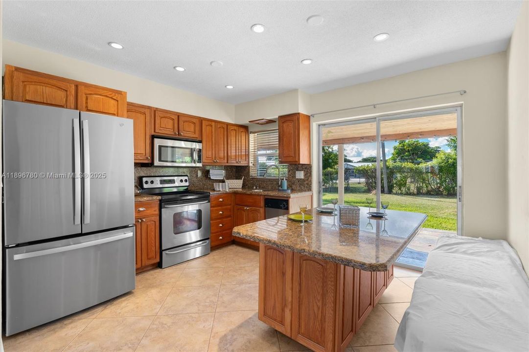 Под контрактом: $2,300 (2 спален, 1 ванн, 864 Квадратных фут)