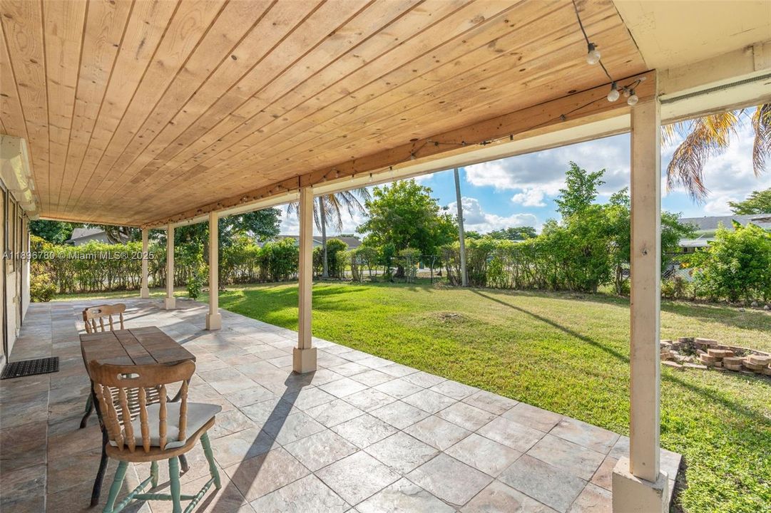 Под контрактом: $2,300 (2 спален, 1 ванн, 864 Квадратных фут)