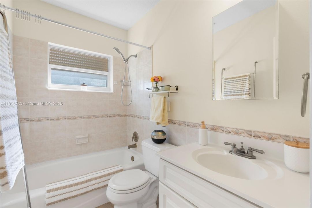 Под контрактом: $2,300 (2 спален, 1 ванн, 864 Квадратных фут)