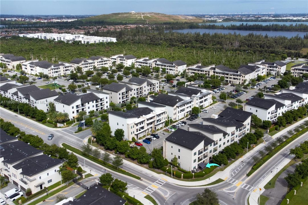 Под контрактом: $459,000 (3 спален, 2 ванн, 1236 Квадратных фут)