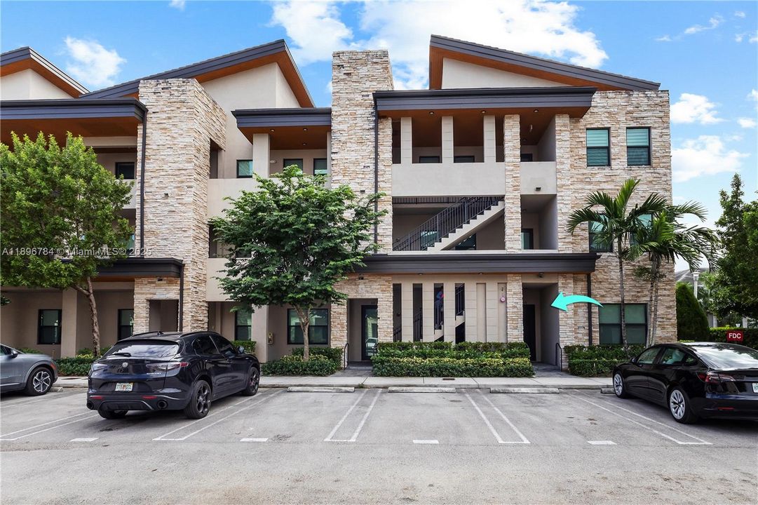 Под контрактом: $459,000 (3 спален, 2 ванн, 1236 Квадратных фут)